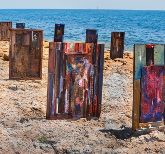 Exposition dans la mer - Exposición de esculturas hechas de pecios marinos frente al mar de Alicante